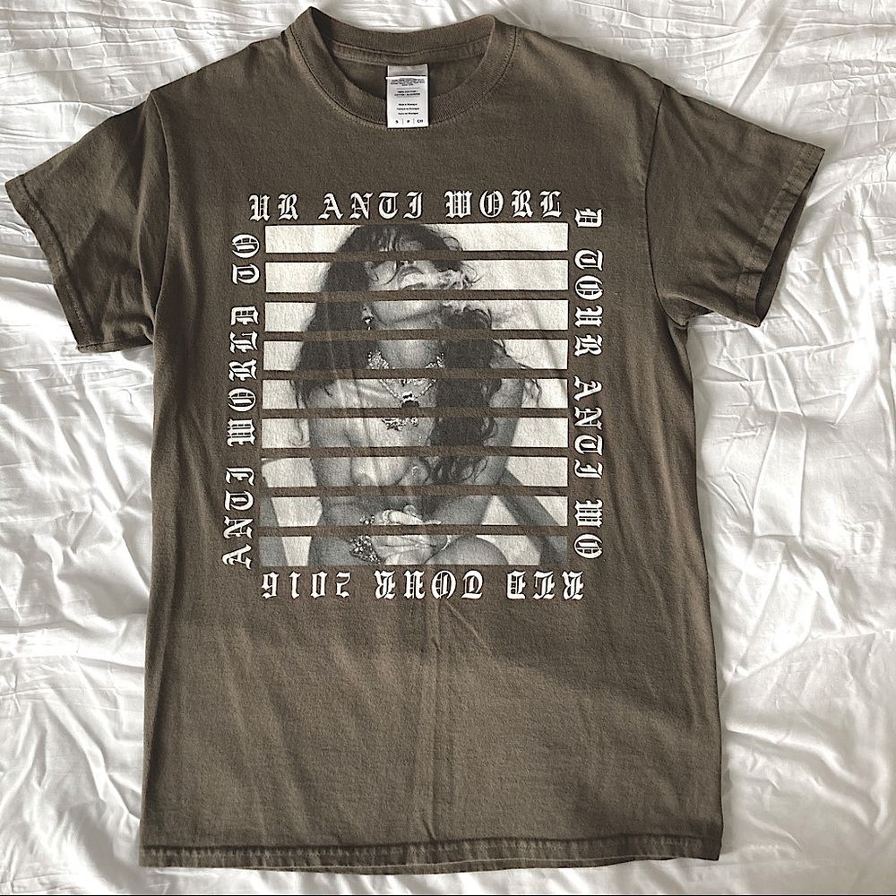 🎈CLEAR OUT SALE🎈Rihanna Anti Tour Concert Tee (S)
